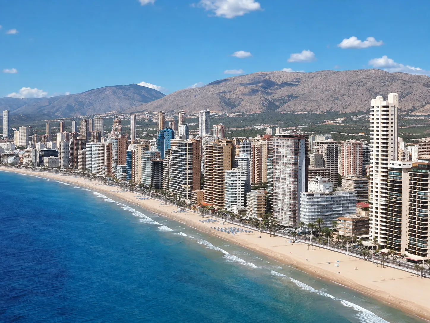 Vista aérea de la playa y los edificios en altura de Benidorm desde Rincón de Loix